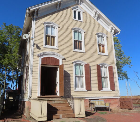 1800s Wataga, Illinois Farmhouse Architectural Salvage Auction
